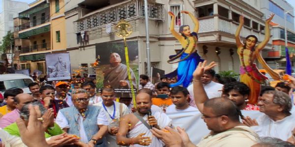 কলকাতায় চিঁড়া-দধি মহোৎসব, ভক্তদের পদযাত্রা ও প্রসাদ বিতরণ