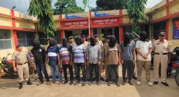 আট বাংলাদেশি নাগরিক আটক