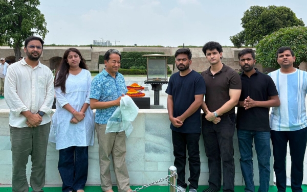 অনশন শুরুর আগে রাজঘাটে মহাত্মা গান্ধীকে শ্রদ্ধা সোনম ওয়াংচুকের