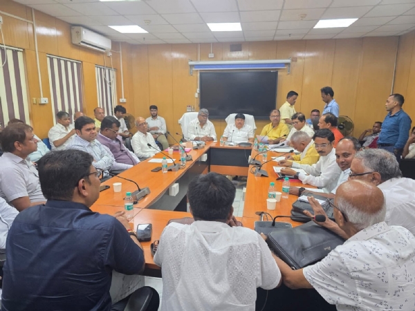 ইস্পাত ও পাটশিল্পের মজুরি চুক্তি নিয়ে বৈঠক, শ্রমিকদের ন্যায্য অধিকার রক্ষার আশ্বাস শ্রমমন্ত্রী অর্জুন সিংয়ের