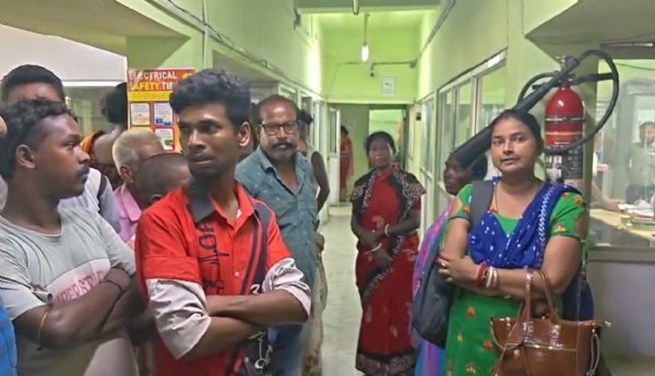 বিদ্যুৎ অফিসে বিক্ষোভ গোঘাটে
