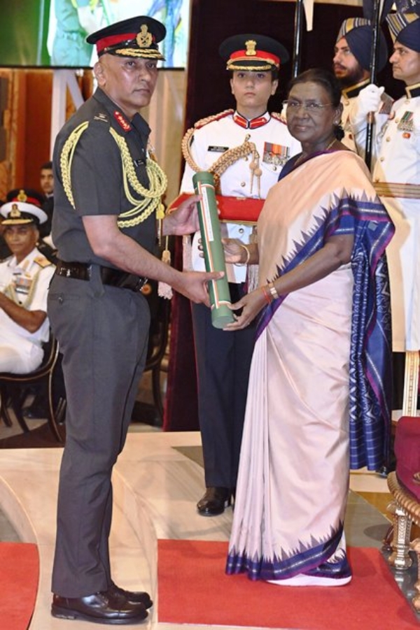 রাষ্ট্রপতির হাত থেকে প্রতিরক্ষা সম্মাননা পেলেন ১০৫ সেনা ও উপকূলরক্ষী বাহিনীর সদস্য, সাত আধিকারিককে ‘সর্বোত্তম যুদ্ধ সেবা পদক’