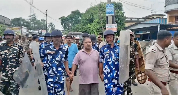 নিজের এলাকায় হাফপ্যান্ট পড়ে রামেন্দ্র সিংহ রায়