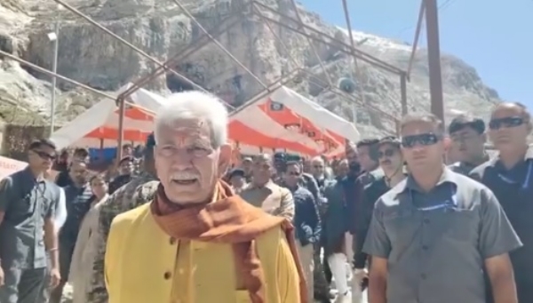 অমরনাথ জির পবিত্র গুহায় প্রথম পুজো দিলেন মনোজ সিনহা