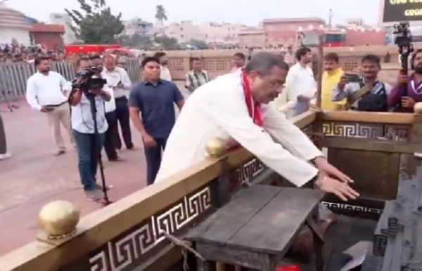 জগন্নাথ মন্দিরে পুজো দিলেন ধর্মেন্দ্র প্রদান, সাক্ষী হলেন স্নান যাত্রার