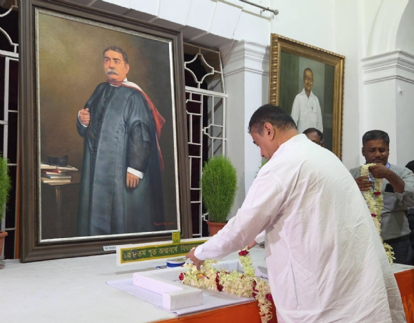 বিধানসভায় লবিতে মুখ্যমন্ত্রীর শ্রদ্ধাঞ্জলি অর্পণ