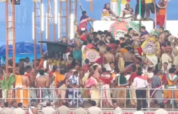 পুরীতে জগন্নাথ দেবের স্নান যাত্রা, এক পক্ষ অন্তরালে যাবেন প্রভু
