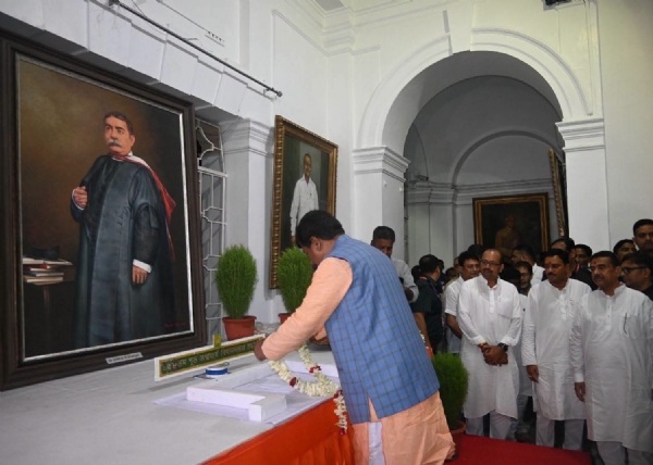 অধ্যক্ষ রথীন্দ্র বোস শ্রদ্ধা অর্পণে বিধানসভায়