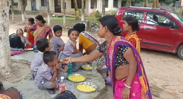 গাছতলায় মিড ডে মিল