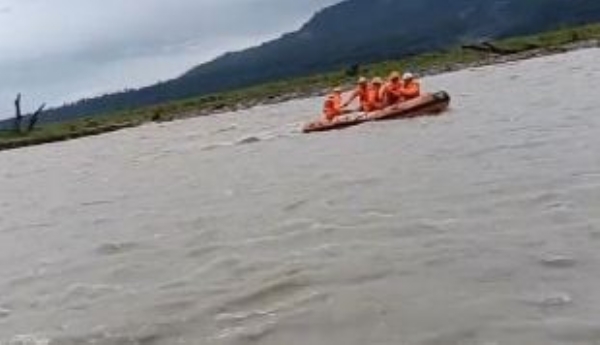 নদীতে একাধিক সংস্থার যৌথ উদ্ধার অভিযান