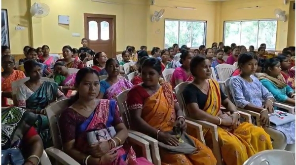 মহিলার হাতে তুলে দেওয়া হলো স্বীকৃতি পত্র