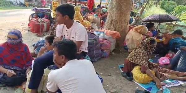 হাকিমপুর চেকপোস্টে বাংলাদেশি নাগরিকদের ভিড়, হোল্ডিং সেন্টারে পরিচয় যাচাই চলছে