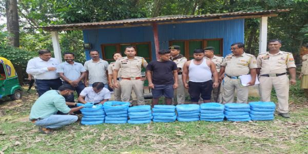 পিআর বাড়ি থানার পুলিশের অভিযানে উদ্ধার ৭৪ কেজির বেশি গাঁজা ও ৮০ বান্ডিল কাপড়