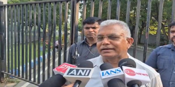 মমতার ধর্নাকে কটাক্ষ দিলীপের, বললেন কেউ নেই তাঁর পাশে