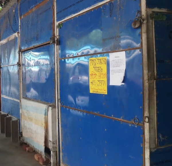 যাদবপুর স্টেশনে অধিকাংশ বন্ধ দোকান, উপার্জন নিয়ে চিন্তা
