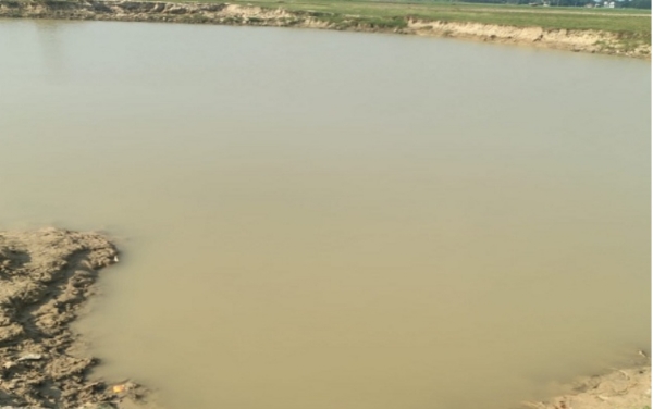 জেসিবি দিয়ে খোঁড়া গর্ত