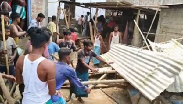 মাদক কারবারি সামসুল হকের বাড়িতে ভাঙচুর বিক্ষুব্ধ জনতার