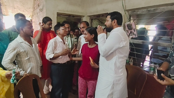 মেধাবী ছাত্রীকে সাহায্য বিমান ঘোষের