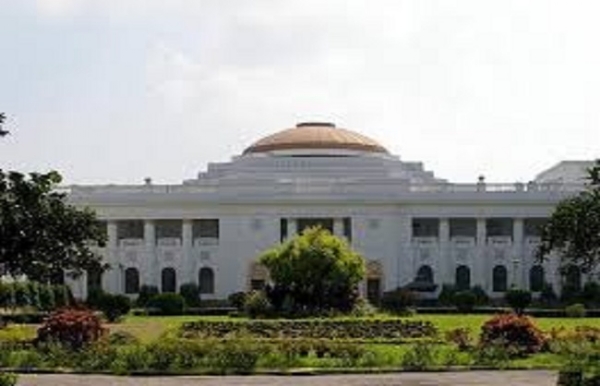 বিধানসভায় পৌঁছলেন ঋতব্রত, বিদ্রোহী বিধায়কদের সই নিয়ে জল্পনা