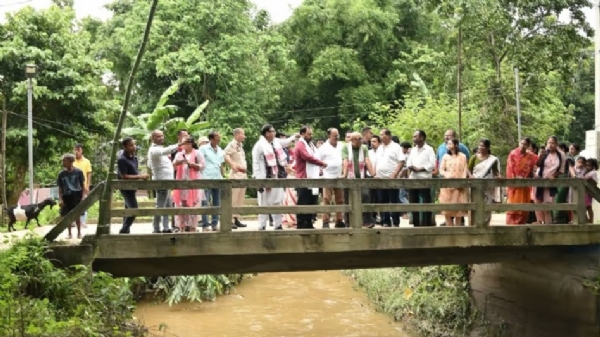 বন্যাকবলিত গহপুরে দুই মন্ত্রী সুশান্ত বড়গোহাঁই এবং কেশব মহন্ত