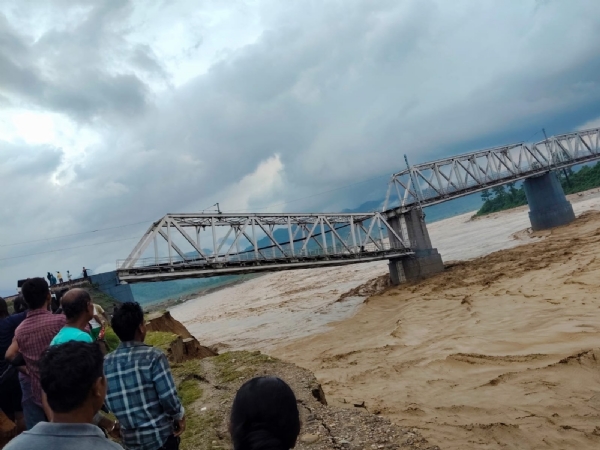 জলের তোড়ে বিধ্বস্ত লোহার ব্রিজ