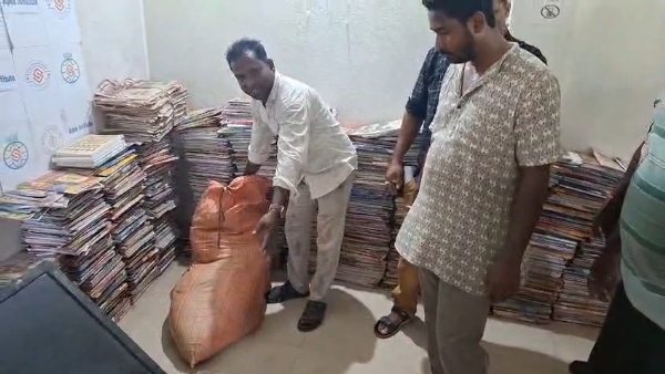 স্কুলের ছাদে ত্রাণের সামগ্রী