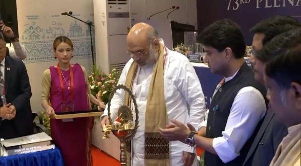 প্রদীপ প্রজ্বলন করছেন কেন্দ্রীয় স্বরাষ্ট্র ও সমবায়মন্ত্রী অমিত শাহ