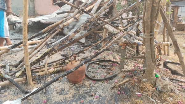 আগুনে পুড়ে ভষ্মিভূত চায়ের  দোকান