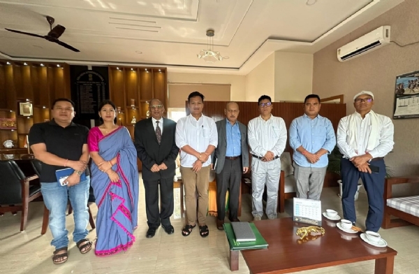 আধুনিক ৫-তারা হোটেল স্থাপনের প্রস্তাব বিষয়ক বৈঠকে অংশগ্রহণকারীরা