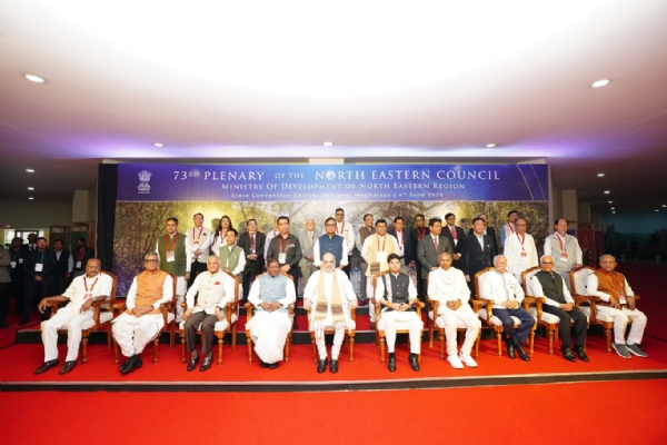 কেন্দ্রীয় মন্ত্রী অমিত শাহ সহ মঞ্চে উপবিষ্ট আট রাজ্যের রাজ্যপাল এবং মুখ্যমন্ত্রীগণ