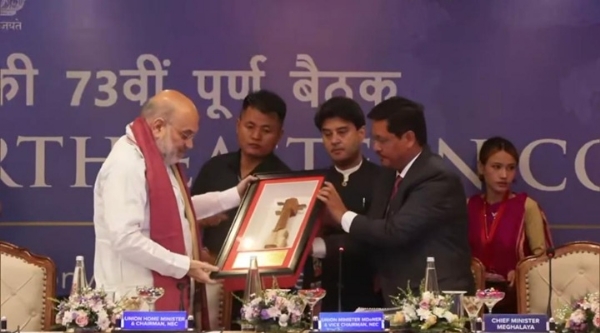 কেন্দ্রীয় মন্ত্রী অমিত শাহের হাতে উপহার তুলে দিচ্ছেন মেঘালয়ের মুখ্যমন্ত্রী কনরাড সাংমা