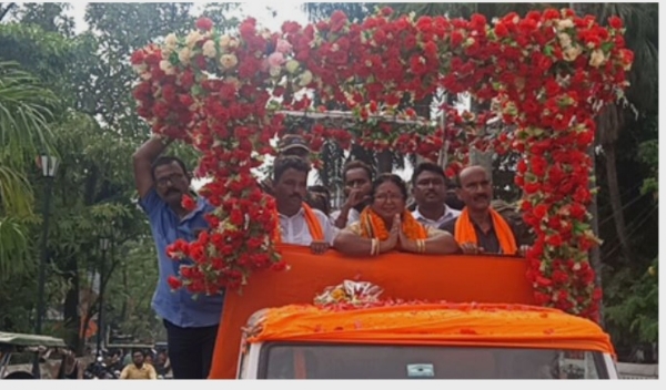 বর্ণাঢ্য রোড শো