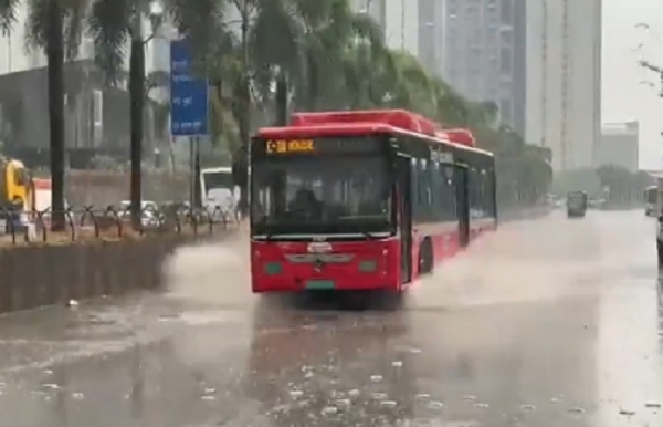 বৃষ্টিতে জলমগ্ন মুম্বইয়ের বেশ কিছু এলাকা