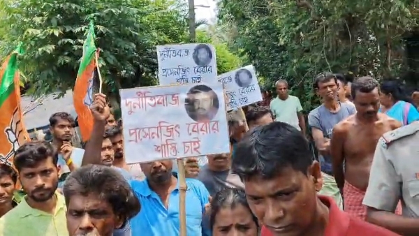 গ্রামবাসীদের বিক্ষোভ