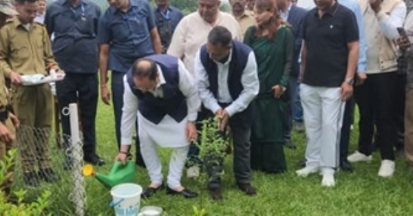 শিলঙে বৃক্ষরোপণ করছেন কেন্দ্রীয় স্বাস্থ্যমন্ত্রী জেপি নাড্ডা