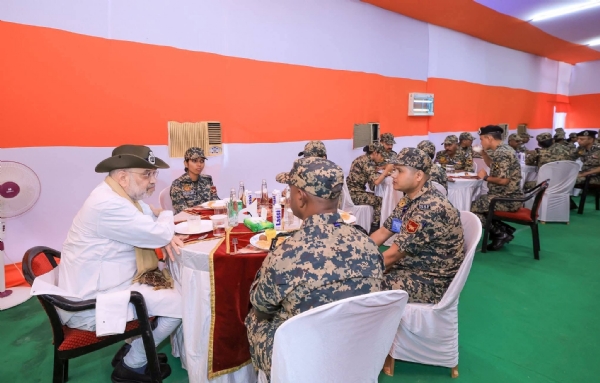 বিএসএফ জওয়ানদের সাথে অমিত শাহ