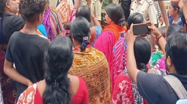 ঝাঁটা, জুতো হাতে নিয়ে বাগনানের বিধায়কের বাড়ির সামনে বিক্ষোভ