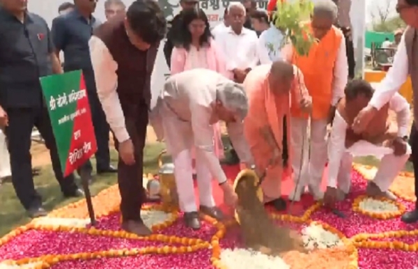বিশ্ব পরিবেশ দিবসে চারাগাছ রোপণ মুখ্যমন্ত্রী যোগীর