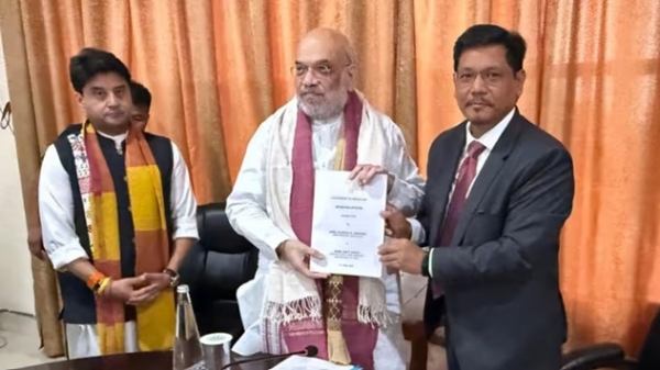কেন্দ্রীয় স্বরাষ্ট্রমন্ত্রী অমিত শাহের হতে স্মারকপত্র পেশ করছেন মুখ্যমন্ত্রী কনরাড সাংমা
