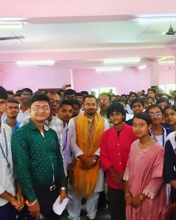 বিধায়কের উপস্থিতিতে কৃতি ছাত্র-ছাত্রীদের সংবর্ধনা