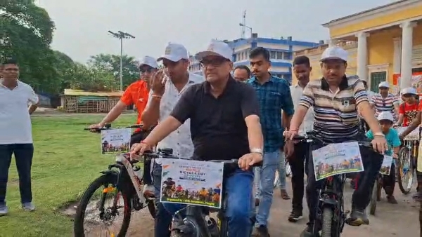 সাইকেল যাত্রায় মন্ত্রী ভাস্কর ভট্টাচার্য
