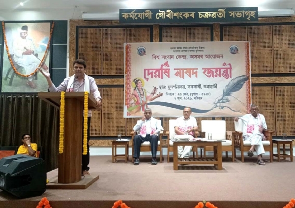 বক্তব্য পেশ করছেন দিল্লি দূরদর্শন কেন্দ্রের জ্যেষ্ঠ উপদেষ্টা ও সাংবাদিক প্রখর শ্রীবাস্তব