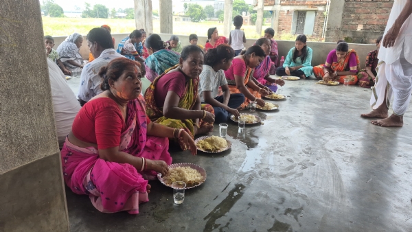 বিজয় উৎসবে আরামবাগ বিজেপির মাছ ভাত