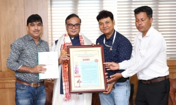 মুখ্যমন্ত্রী হিমন্ত বিশ্ব শর্মার হাতে প্ৰশস্তপত্ৰ প্ৰদান আপকু-র প্রতিনিধি দলের