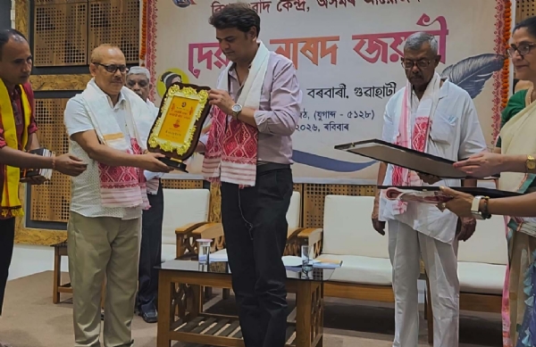 সাংবাদিক নব ঠাকুরিয়ার হাতে ‘দেবর্ষি নারদ পুরস্কার তুলে দিচ্ছেন শ্রীবাস্তব