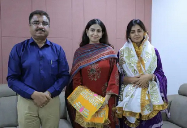 মহাকালের দর্শনে গুজরাটি গায়িকা কিনজল দাভে ও অভিনেত্রী মোনাল গজ্জর, ভস্ম আরতিতে অংশগ্রহণ