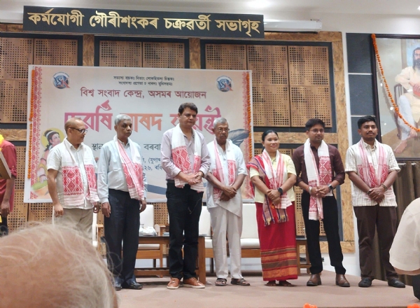 পুরস্কার-প্রাপক এবং সংবর্ধিত তরুণ সাংবাদিকদের সঙ্গে এক ফ্রেমে বিশিষ্টজনেরা