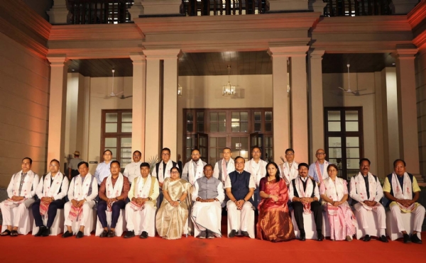 লোকভবনে রাজ্যপাল এবং সপত্নীক মুখ্যমন্ত্ৰী সহ তাঁর মন্ত্রিপরিষদীয় দল