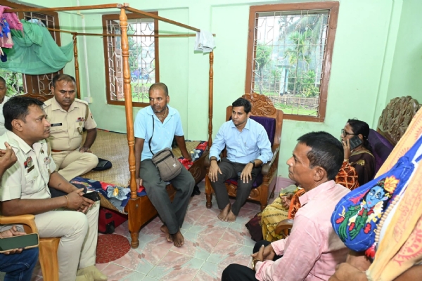 মৃত যুবকের বাড়িতে মন্ত্রী সুধাংশু দাস