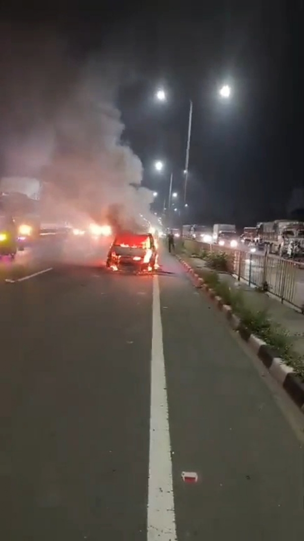 গাড়িতে আগুন